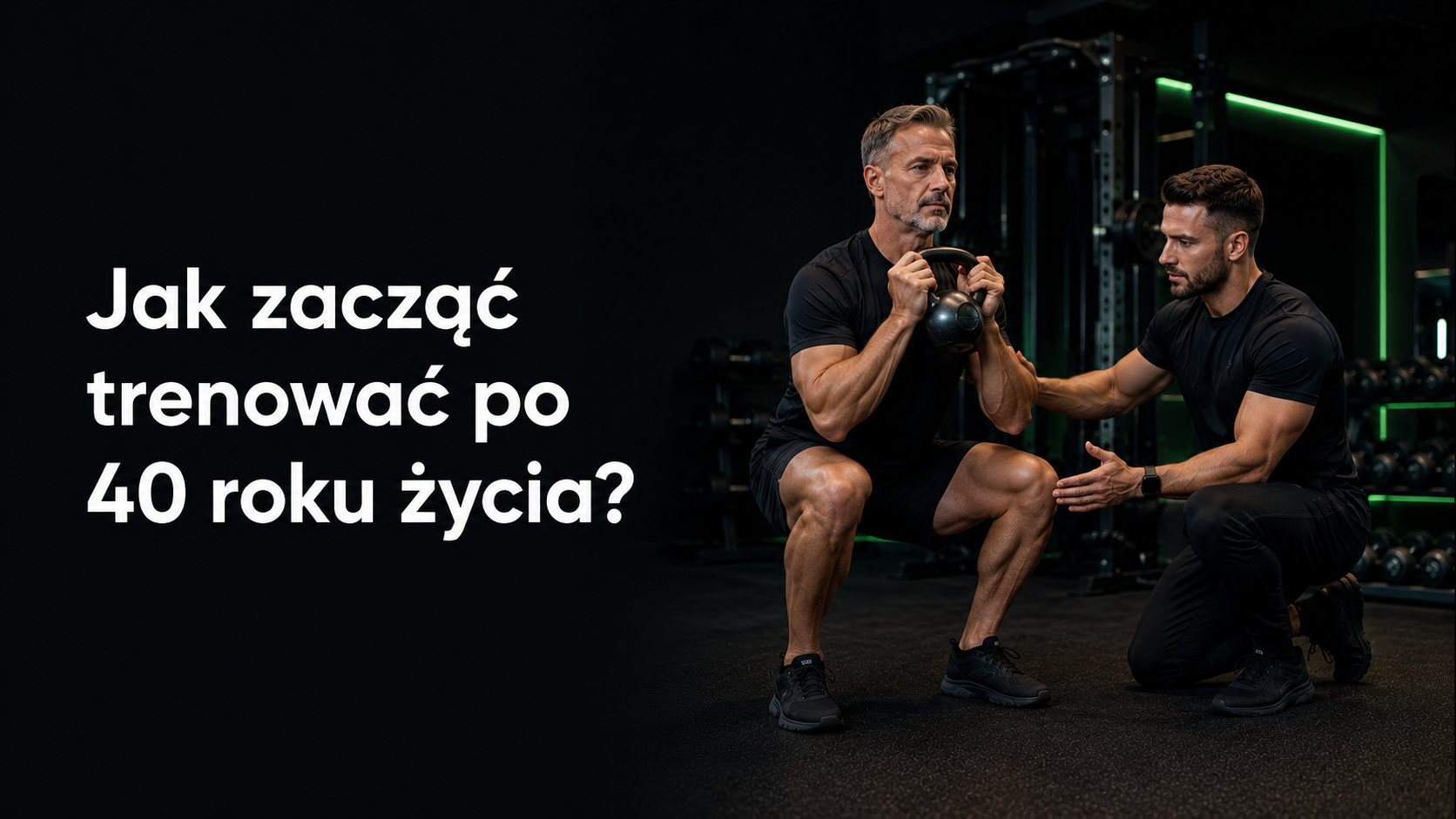 Mężczyzna po 40 roku życia wykonujący przysiad z kettlebell pod nadzorem trenera