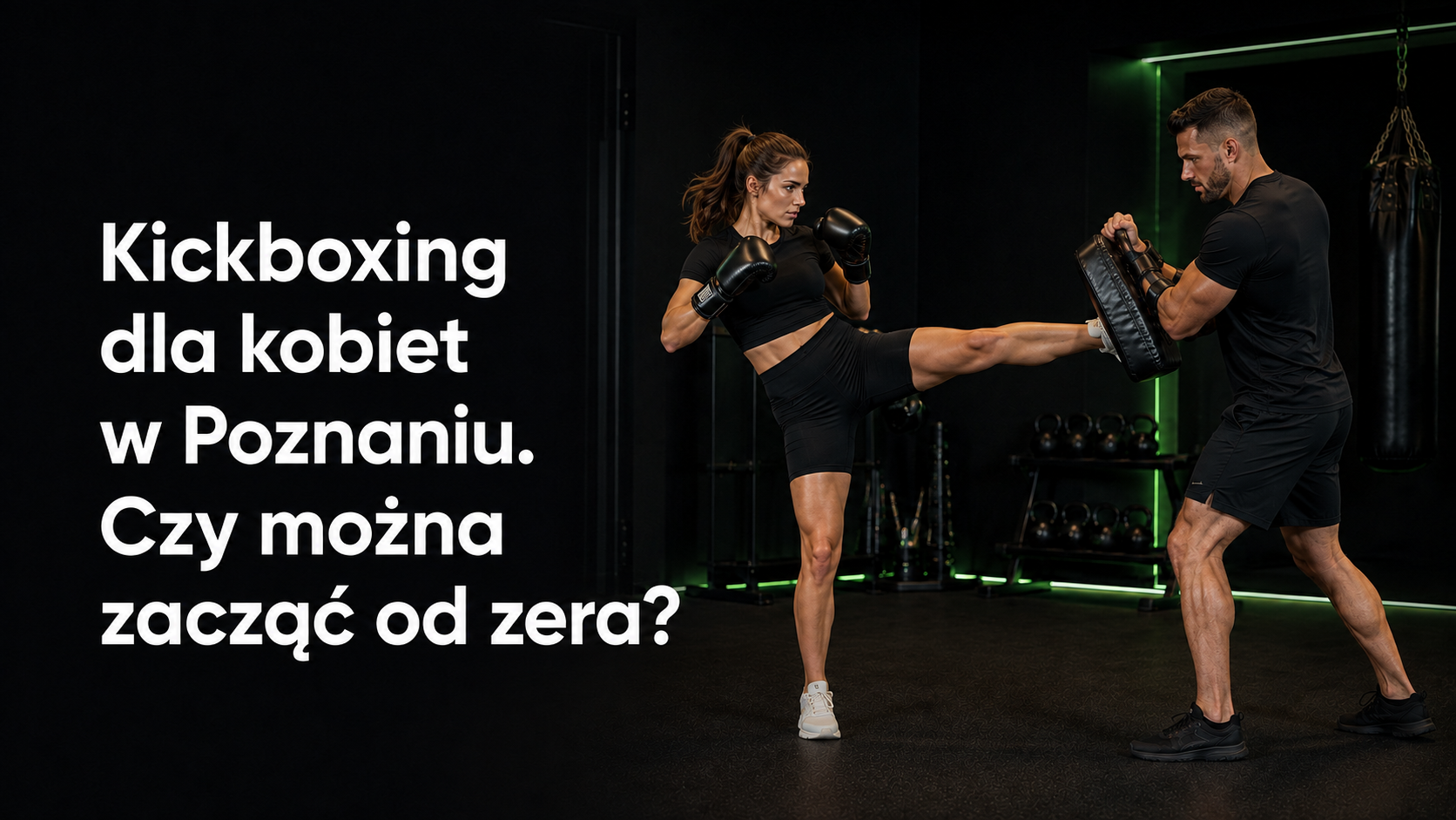 Kobieta wykonująca middle kick podczas indywidualnego treningu kickboxingu z trenerem w Poznaniu